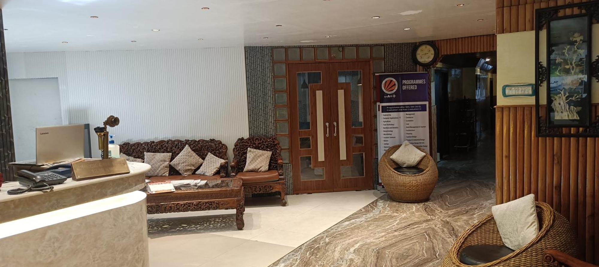 Hotel Assembly Шиллонг Екстер'єр фото